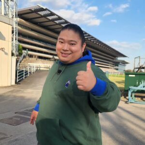 Tomisakae Instagram - 『ドラム馬JOB大冒険』のロケで東京競馬場へ行った際に📸🎉
壮大なスケールに圧倒しました👀‼️👏
🐴レースで使用する発馬機をスタート地点に設置したり、扉の点検をしました✅✨
順調に馬JOBマスターになりつつあります👍️🌟第6話も是非お楽しみに👋🎊
今日はジャパンカップ🏆️なのでTVでサラブレッド達の頑張りを鑑賞しています📺️❇️
#富栄ドラム #ドラム馬job大冒険 #jra