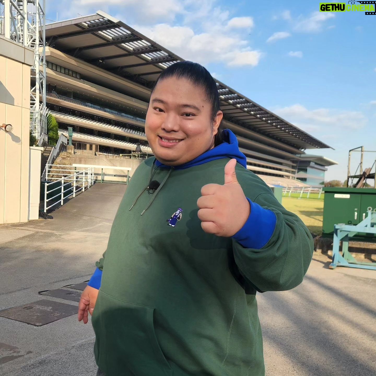 Tomisakae - 12.2K Likes - 『ドラム馬JOB大冒険』のロケで東京競馬場へ行った際に📸🎉
壮大なスケールに圧倒しました👀‼️👏
🐴レースで使用する発馬機をスタート地点に設置したり、扉の点検をしました✅✨
順調に馬JOBマスターになりつつあります👍️🌟第6話も是非お楽しみに👋🎊
今日はジャパンカップ🏆️なのでTVでサラブレッド達の頑張りを鑑賞しています📺️❇️
#富栄ドラム #ドラム馬job大冒険 #jra