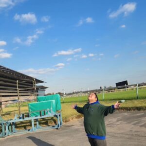 Tomisakae Instagram - 『ドラム馬JOB大冒険』のロケで東京競馬場へ行った際に📸🎉
壮大なスケールに圧倒しました👀‼️👏
🐴レースで使用する発馬機をスタート地点に設置したり、扉の点検をしました✅✨
順調に馬JOBマスターになりつつあります👍️🌟第6話も是非お楽しみに👋🎊
今日はジャパンカップ🏆️なのでTVでサラブレッド達の頑張りを鑑賞しています📺️❇️
#富栄ドラム #ドラム馬job大冒険 #jra
