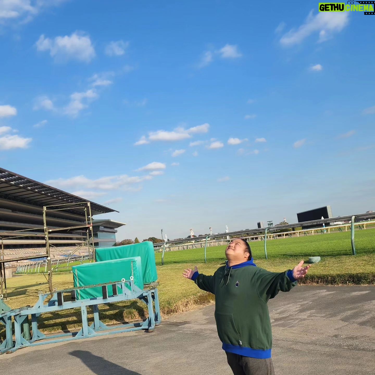Tomisakae - 12.2K Likes - 『ドラム馬JOB大冒険』のロケで東京競馬場へ行った際に📸🎉
壮大なスケールに圧倒しました👀‼️👏
🐴レースで使用する発馬機をスタート地点に設置したり、扉の点検をしました✅✨
順調に馬JOBマスターになりつつあります👍️🌟第6話も是非お楽しみに👋🎊
今日はジャパンカップ🏆️なのでTVでサラブレッド達の頑張りを鑑賞しています📺️❇️
#富栄ドラム #ドラム馬job大冒険 #jra