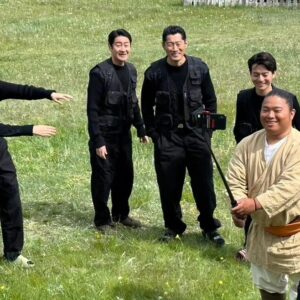 Tomisakae Instagram - 乃木さんに撃たれたけど生きていた別班の皆さんと💥🔫
モンゴル🇲🇳での撮影が初日だった皆さんを、ひと足先に現地にいた僕が自撮り棒で出迎えた時の写真です📱👋
素敵な笑顔で写ってくれてありがとうございました❗❗
#珠城りょう #西山潤 #平山祐介 #市川笑三郎 #𝐕𝐈𝐕𝐀𝐍𝐓 #富栄ドラム