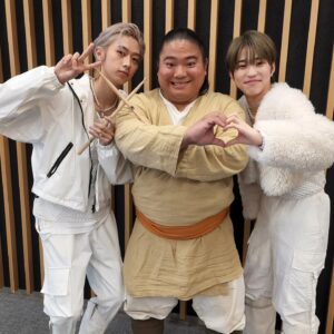Tomisakae Instagram - 10月10日は『ドラムの日』🛢️✨
との事でHi-Fi Un!cornのドラム🥁担当ミンさん&ボーカル🎙️担当シュウトさんと記念に📸✨
そしておかげさまでTiktokのフォロワーが10万人を突破しました㊗️🎊
一緒に踊った動画もあるのでよかったらcheckしてみて下さい👍️🔥
10月12日22:00～の櫻井・有吉THE夜会にも出演するので是非ご覧下さい📺️❇️
#𝐕𝐈𝐕𝐀𝐍𝐓 #富栄ドラム