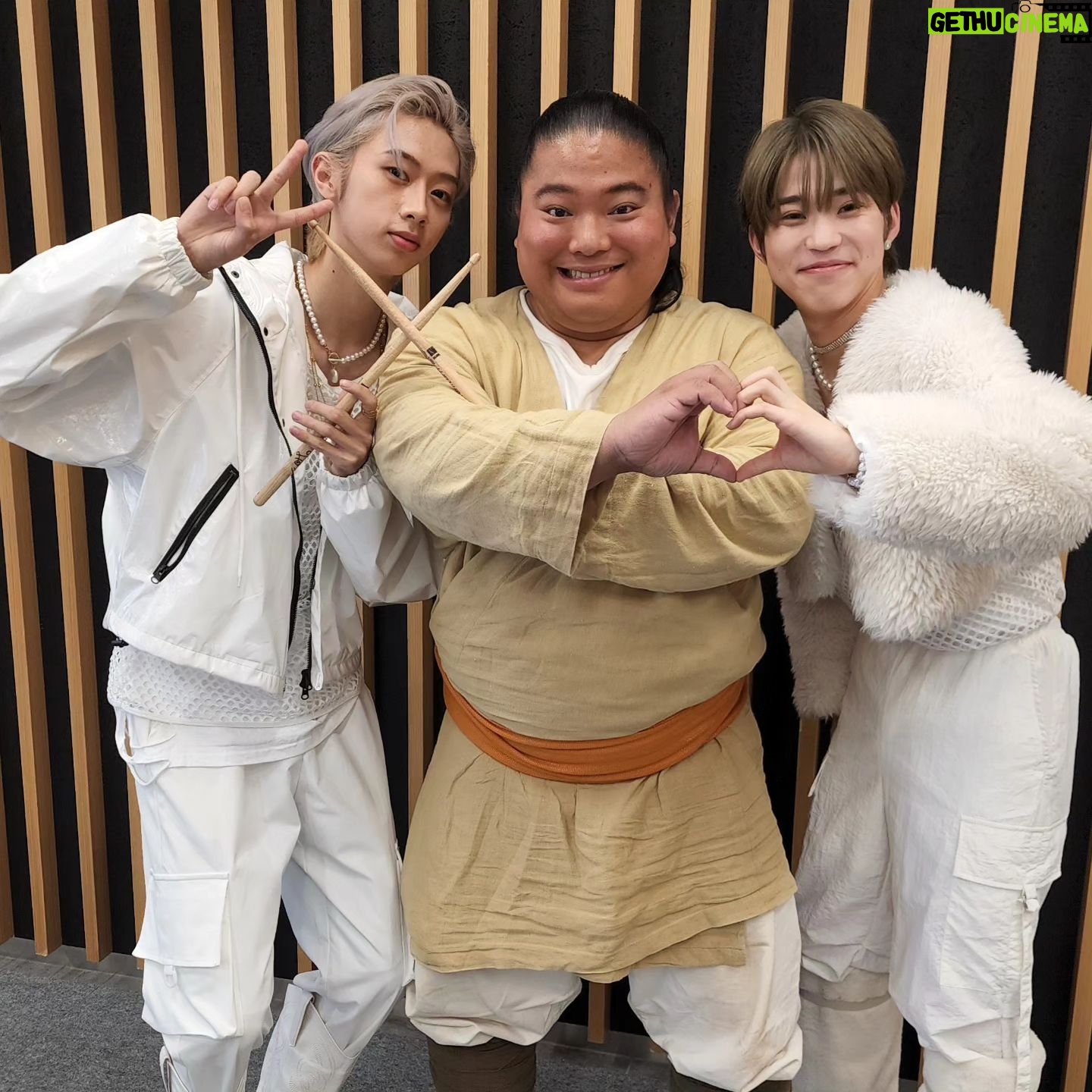 Tomisakae - 12.7K Likes - 10月10日は『ドラムの日』🛢️✨
との事でHi-Fi Un!cornのドラム🥁担当ミンさん&ボーカル🎙️担当シュウトさんと記念に📸✨
そしておかげさまでTiktokのフォロワーが10万人を突破しました㊗️🎊
一緒に踊った動画もあるのでよかったらcheckしてみて下さい👍️🔥
10月12日22:00~の櫻井・有吉THE夜会にも出演するので是非ご覧下さい📺️❇️
#𝐕𝐈𝐕𝐀𝐍𝐓 #富栄ドラム