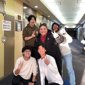 Tomisakae Instagram - おかげさまで『ザテレビジョンドラマアカデミー賞』の【特別賞】を受賞させていただきました👑✨
これも応援してくれている皆様と現場で支えてくれた方々、そして林原めぐみさんのおかげです🙇‍♂️本当に感謝感激です！！
同じく【監督賞】を受賞した宮崎監督の次の作品にちょこっと出演させていただく事になりそうです👀👏
その衣裳合わせの際にVIVANTの時にお世話になった演出部の方々と久々にお会いしたので記念に📸🎉
#富栄ドラム