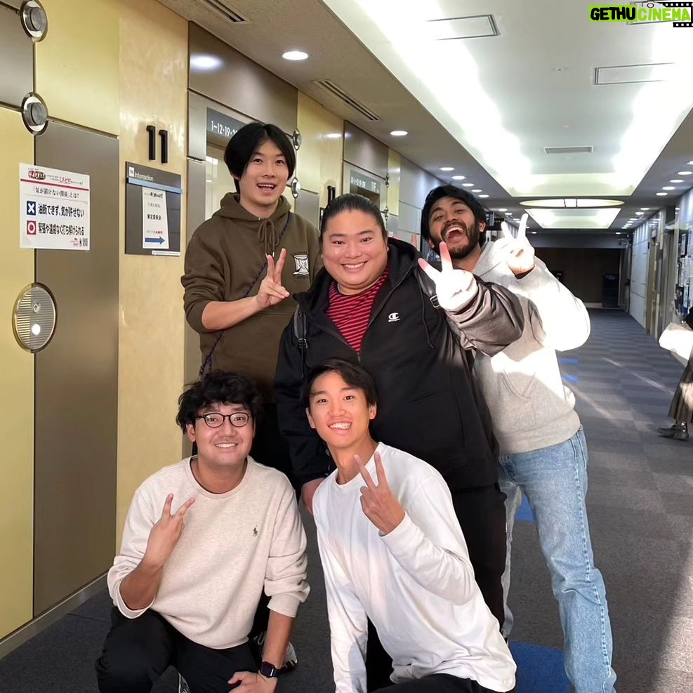 Tomisakae - 14.2K Likes - おかげさまで『ザテレビジョンドラマアカデミー賞』の【特別賞】を受賞させていただきました👑✨
これも応援してくれている皆様と現場で支えてくれた方々、そして林原めぐみさんのおかげです🙇♂️本当に感謝感激です!!
同じく【監督賞】を受賞した宮崎監督の次の作品にちょこっと出演させていただく事になりそうです👀👏
その衣裳合わせの際にVIVANTの時にお世話になった演出部の方々と久々にお会いしたので記念に📸🎉
#富栄ドラム