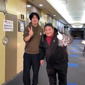 Tomisakae Instagram - おかげさまで『ザテレビジョンドラマアカデミー賞』の【特別賞】を受賞させていただきました👑✨
これも応援してくれている皆様と現場で支えてくれた方々、そして林原めぐみさんのおかげです🙇‍♂️本当に感謝感激です！！
同じく【監督賞】を受賞した宮崎監督の次の作品にちょこっと出演させていただく事になりそうです👀👏
その衣裳合わせの際にVIVANTの時にお世話になった演出部の方々と久々にお会いしたので記念に📸🎉
#富栄ドラム