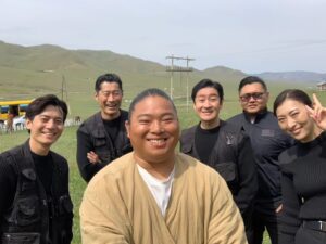 Tomisakae Instagram - 乃木さんに撃たれたけど生きていた別班の皆さんと💥🔫
モンゴル🇲🇳での撮影が初日だった皆さんを、ひと足先に現地にいた僕が自撮り棒で出迎えた時の写真です📱👋
素敵な笑顔で写ってくれてありがとうございました❗❗
#珠城りょう #西山潤 #平山祐介 #市川笑三郎 #𝐕𝐈𝐕𝐀𝐍𝐓 #富栄ドラム