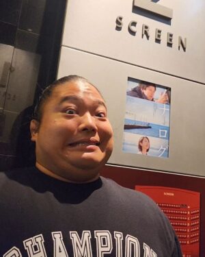 Tomisakae Instagram - 二宮和也さん主演の映画『アナログ』を観てきました🎬️🌺
僕の心境の大きな変化が放映の前後で表情に出てるのでネタバレ注意かもです🙇‍♂️
ノコルさんとは違った役も素敵でとにかく感動しました🥺
皆様もぜひ観に行ってみて下さい❗🌟
ちなみに今日は人生で初めてメガネ👓️での映画観賞だったので綺麗な映像に圧倒されました✨
#𝐕𝐈𝐕𝐀𝐍𝐓 #富栄ドラム #アナログ