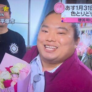 Tomisakae Instagram - 2024年1月のnews every.「いまダケッ」コーナーのリポーター🎤を務めさせていただきました！🙇‍♂️
沢山勉強させてもらいながら、楽しく素敵な場所をいっぱい視聴者の皆様にご紹介する事が出来て本当に良かったです🍓✨
最後までハラハラドキドキの中継でしたが「目が話せないのが良い」とスタッフの方々が褒めてくれました💪✨
でも安心して見てもらえる中継が出来る様にレベル🆙目指して頑張りたいと思います✊‼️
お世話になったスタジオの皆様、天気予報の皆様、スタッフの方々と記念に📸^^
薔薇の花束💐は1月31日が愛妻の日だったので『藤井アナの奥様へ』とプレゼントしました✨🎁✨
そして２月担当のリポーターもお楽しみに～🥳㊙️
#富栄ドラム