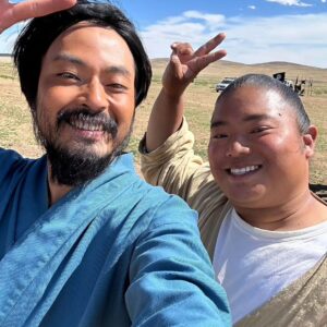 Tomisakae Instagram - テントの一員マタ役の内村遥さんとモンゴルで🇲🇳
休憩中はいつも役者としていっぱい勉強になる言葉をかけていただいてました🙇‍♂️✏️ありがとうございます🥺!!
最終話9/17(日)まであと少し、ワクワクと共になんだか寂しい気持ちに😢
#𝐕𝐈𝐕𝐀𝐍𝐓 #富栄ドラム