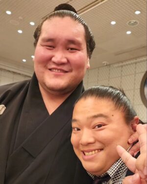Tomisakae Instagram - 『大相撲初場所』で幕内優勝🏆️した横綱照ノ富士関と👏🎊
所属していた伊勢ヶ濵部屋の千秋楽パーティーにて📸
久しぶりのツーショットです🥳
優勝決定戦を応援しながらスゴく緊張しましたが、見事に勝利を収めてくれました㊗️🎉
誰も想像できない様な多くの苦労を乗り越えたからこそ、このような精神力🔥をお持ちなんだと思うので、僕もどんな壁にぶつかっても横綱を見習って頑張ろうと思いました💪‼️✨
#富栄ドラム #照ノ富士