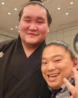 Tomisakae Instagram - 『大相撲初場所』で幕内優勝🏆️した横綱照ノ富士関と👏🎊
所属していた伊勢ヶ濵部屋の千秋楽パーティーにて📸
久しぶりのツーショットです🥳
優勝決定戦を応援しながらスゴく緊張しましたが、見事に勝利を収めてくれました㊗️🎉
誰も想像できない様な多くの苦労を乗り越えたからこそ、このような精神力🔥をお持ちなんだと思うので、僕もどんな壁にぶつかっても横綱を見習って頑張ろうと思いました💪‼️✨
#富栄ドラム #照ノ富士