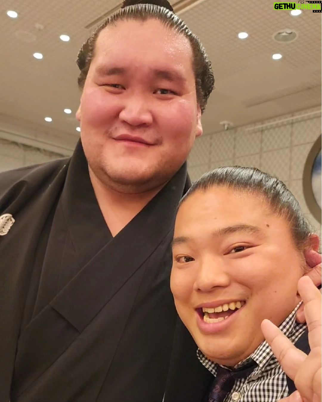 Tomisakae - 17.4K Likes - 『大相撲初場所』で幕内優勝🏆️した横綱照ノ富士関と👏🎊
所属していた伊勢ヶ濵部屋の千秋楽パーティーにて📸
久しぶりのツーショットです🥳
優勝決定戦を応援しながらスゴく緊張しましたが、見事に勝利を収めてくれました㊗️🎉
誰も想像できない様な多くの苦労を乗り越えたからこそ、このような精神力🔥をお持ちなんだと思うので、僕もどんな壁にぶつかっても横綱を見習って頑張ろうと思いました💪‼️✨
#富栄ドラム #照ノ富士