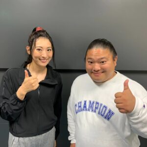Tomisakae Instagram - VIVANTで別班の廣瀬役→珠城りょうさんが出演してるミュージカル『天翔ける風に』をVIVANTのスタッフさん達と観てきました💐🌟
とっても素敵なお芝居で感動しました🥺✨
僕も演技の練習もっと頑張ります❗
ラストは珠城さんがオールアップの際に福澤監督と一緒に撮った1枚です📸
#𝐕𝐈𝐕𝐀𝐍𝐓 #富栄ドラム #宝塚歌劇団 #珠城りょう
