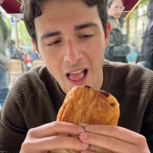 Tommaso Cassissa Instagram - Mangiare abbiamo mangiato, riposare abbiamo mangiato, per il resto sí, Pippo è simpaticissimo pure dal vivo nonostante tutto è rimasto umile 💛 
#idolo #goofy #invitedby