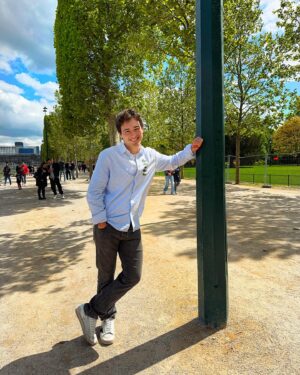 Tommaso Cassissa Instagram - A Parigi ho trovato questo palo meraviglioso e non ho potuto fare a meno di fare una foto!
