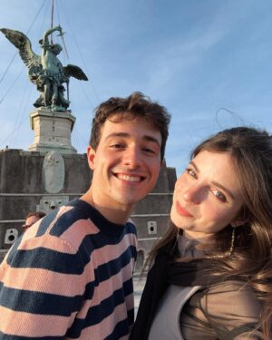 Tommaso Cassissa Instagram - Questo mese (fino ad ora) sono successe tante cose e siccome prevedo giorni altrettanto intensi occorre recap prima che sia troppo tardi.
Tra le altre cose belle che vi auguro c’è anche un buon
25 Aprile 🫂