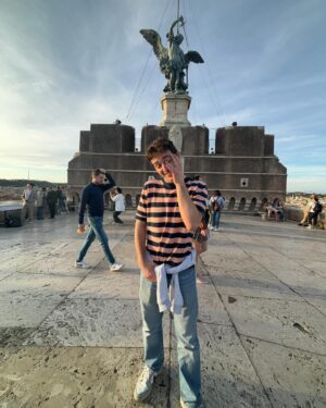 Tommaso Cassissa Instagram - Questo mese (fino ad ora) sono successe tante cose e siccome prevedo giorni altrettanto intensi occorre recap prima che sia troppo tardi.
Tra le altre cose belle che vi auguro c’è anche un buon
25 Aprile 🫂