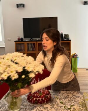 Tommaso Cassissa Instagram - Questo mese (fino ad ora) sono successe tante cose e siccome prevedo giorni altrettanto intensi occorre recap prima che sia troppo tardi.
Tra le altre cose belle che vi auguro c’è anche un buon
25 Aprile 🫂
