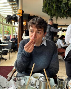Tommaso Cassissa Instagram - Mangiare abbiamo mangiato, riposare abbiamo mangiato, per il resto sí, Pippo è simpaticissimo pure dal vivo nonostante tutto è rimasto umile 💛 
#idolo #goofy #invitedby