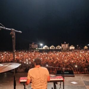 Tommaso Paradiso Instagram - Mi manca già♥️

Fratacchioni di Francavilla al mare

Ci vediamo martedì a Baia Domizia e mercoledì a Monopoli!

#tommysummertour
