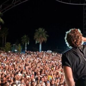 Tommaso Paradiso Instagram - Ho davvero finito le parole per descrivere il rapporto che ci lega. Fratacchi con il cuore in fiamme ❤‍🔥 
Grazie

#tommysummertour