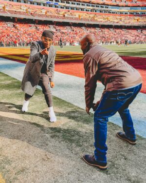 Tommy Davidson Instagram - THANK YOU to the @commanders Organization for treating me like a KING 👑 Special Thank you to President Jason Wright & Kevin Kendziora! Such an amazing day with my Family in YOUR HOUSE! See you TONIGHT @baltimorecomedy NYE! #nfl #commanders #football