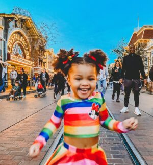 Tommy Davidson Instagram - PAPA PROUD Enjoying @disneyland with Ms. Minnie Mouse #blessed #prouddad #cherishthesemoments @wildrichkids