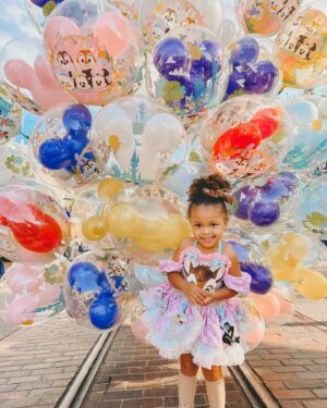 Tommy Davidson Instagram - FAMILY! Visited The Happiest Place on Earth for the Princess’ 3rd Birthday 🎂🎉❤️PROUD Moment #oscarproud  @theproudfamily #grattitude #appreciation @disneyland @disneyparks @jayden2jm @bellabebeco for Gianna’s custom dress