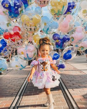 Tommy Davidson Instagram - FAMILY! Visited The Happiest Place on Earth for the Princess’ 3rd Birthday 🎂🎉❤️PROUD Moment #oscarproud  @theproudfamily #grattitude #appreciation @disneyland @disneyparks @jayden2jm @bellabebeco for Gianna’s custom dress