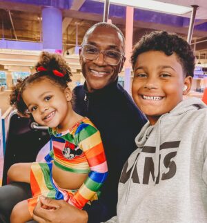 Tommy Davidson Instagram - PAPA PROUD Enjoying @disneyland with Ms. Minnie Mouse #blessed #prouddad #cherishthesemoments @wildrichkids