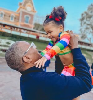 Tommy Davidson Instagram - PAPA PROUD Enjoying @disneyland with Ms. Minnie Mouse #blessed #prouddad #cherishthesemoments @wildrichkids