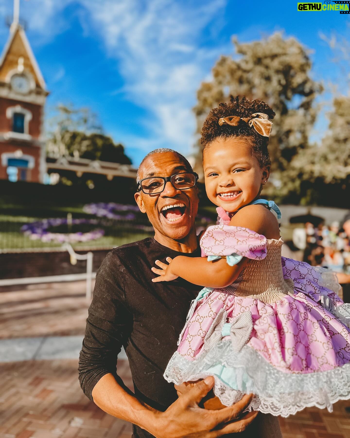 Tommy Davidson - 82.2K Likes - FAMILY! Visited The Happiest Place on Earth for the Princess’ 3rd Birthday 🎂🎉❤️PROUD Moment #oscarproud @theproudfamily #grattitude #appreciation @disneyland @disneyparks @jayden2jm @bellabebeco for Gianna’s custom dress