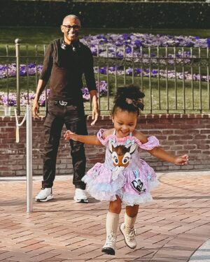 Tommy Davidson Instagram - FAMILY! Visited The Happiest Place on Earth for the Princess’ 3rd Birthday 🎂🎉❤️PROUD Moment #oscarproud  @theproudfamily #grattitude #appreciation @disneyland @disneyparks @jayden2jm @bellabebeco for Gianna’s custom dress