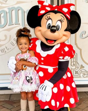 Tommy Davidson Instagram - FAMILY! Visited The Happiest Place on Earth for the Princess’ 3rd Birthday 🎂🎉❤️PROUD Moment #oscarproud  @theproudfamily #grattitude #appreciation @disneyland @disneyparks @jayden2jm @bellabebeco for Gianna’s custom dress