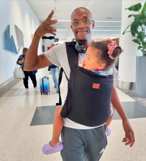 Tommy Davidson Instagram - 🎉 Happy Juneteenth! Just touched down in FLORIDA ✈️ See you TONIGHT in Hollywood, FL w/ @fnoeventculture & This Weekend in JACKSONVILLE @comedyzonejax 
Get YOUR TIX NOW 💨 #florida #standupcomedy #dad #dadlife #babywearing @happybaby