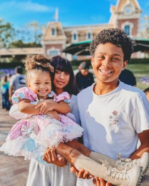Tommy Davidson Instagram - FAMILY! Visited The Happiest Place on Earth for the Princess’ 3rd Birthday 🎂🎉❤️PROUD Moment #oscarproud  @theproudfamily #grattitude #appreciation @disneyland @disneyparks @jayden2jm @bellabebeco for Gianna’s custom dress