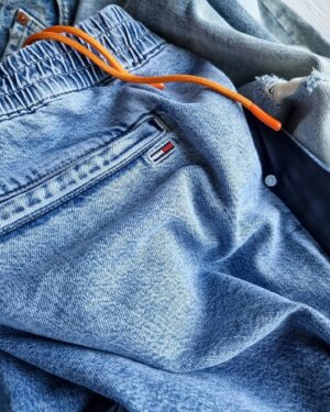Tomo Visava Thaiyanont Instagram - 👖 #WorldOfHilfigerTH #TommySignatureTH
@tommyjeans