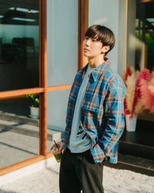 Tomo Visava Thaiyanont Instagram - Today's look by Niko and...
.
 @nikoand_thailand_official กำลังจะมาเปิดที่ไทยเร็วๆนี้แล้ว เตรียมช้อปกันได้เลยครับ ! 👖👕
.
#nikoand #nikoandstyling #nikoandbangkok #uni9uesense