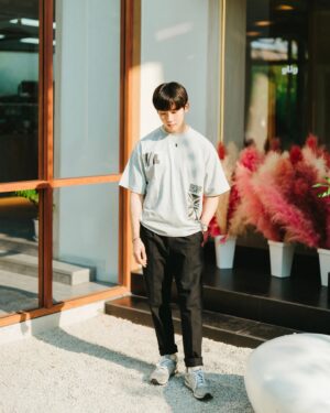 Tomo Visava Thaiyanont Instagram - Today's look by Niko and...
.
 @nikoand_thailand_official กำลังจะมาเปิดที่ไทยเร็วๆนี้แล้ว เตรียมช้อปกันได้เลยครับ ! 👖👕
.
#nikoand #nikoandstyling #nikoandbangkok #uni9uesense