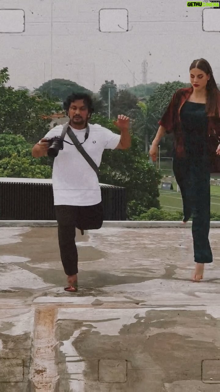 Tompi - 4.2K Likes - Begini proses sy motret. Selalu ngedirect model utk melakukan yg kita perlukan gambarnya. Alat bantu berupa flash dll seperlunya.
Hasil fotonya bs diliat di reel sebelum ini