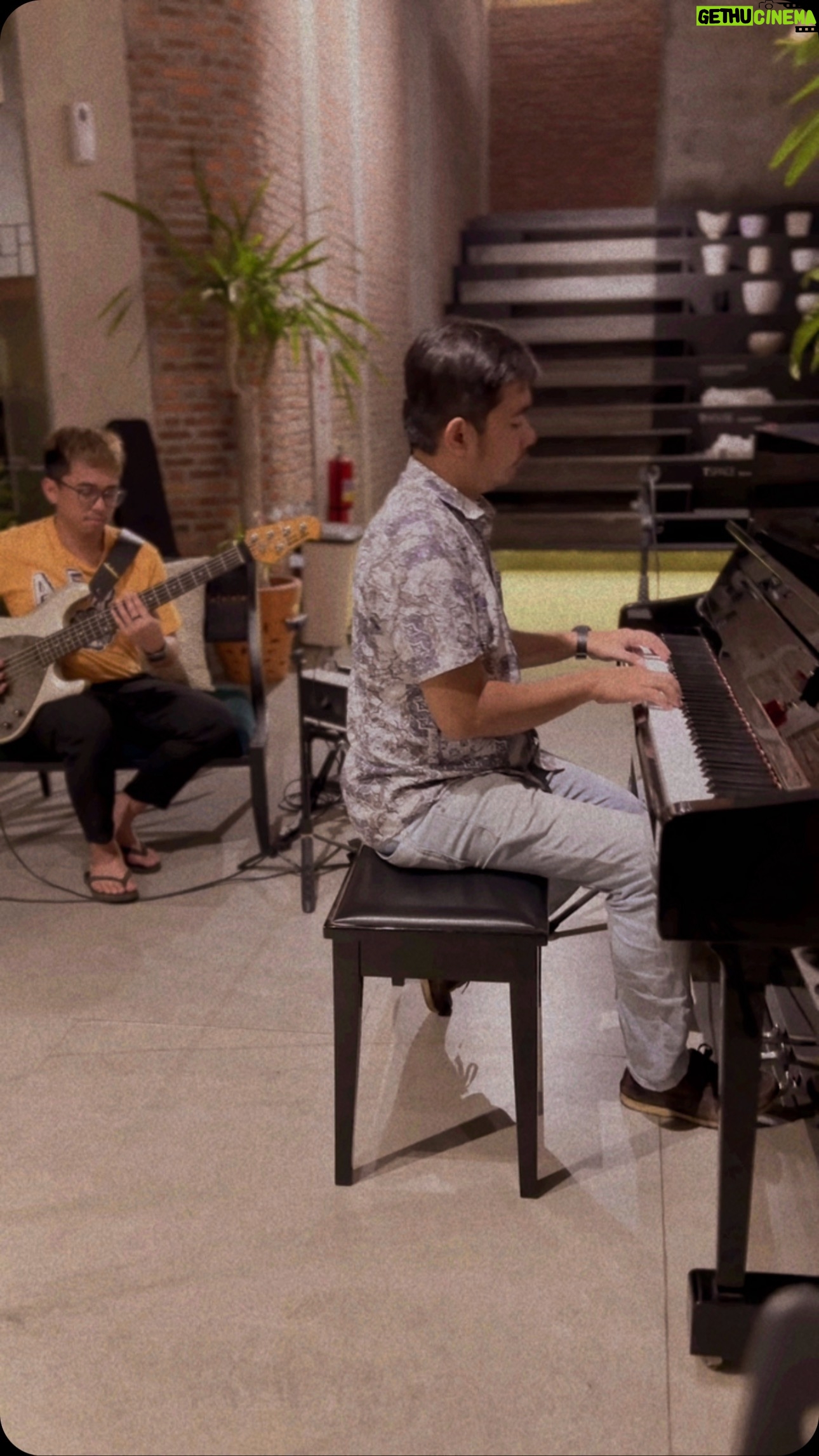 Tompi - 1.8K Likes - Indung2. Persiapan ramadhan nih
Jumat malam ini jam 7.30-10.00 kita nongkrong di @t_spacebintaro yuk dengerin musik bgini dan makan enak di @elprofesor.jvn