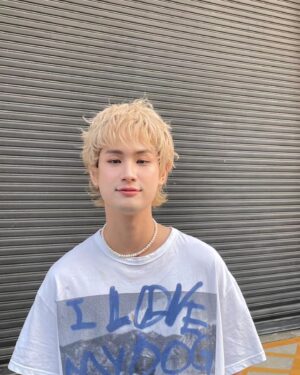 Tonhon Tantivejakul Instagram - โกลเดินรีทรีฟเวอร์ (อังกฤษ: Golden Retriever) เป็นสายพันธุ์สุนัข มีถิ่นกำเนิดในประเทศสกอตแลนด์ มีขนยาว มีสีขนเหลืองอ่อน เหลืองทอง และเหลืองเข้ม โดยทั่วไปแล้ว เพศผู้ควรมีความสูง (วัดจากหัวไหล่ถึงปลายเท้า) ประมาณ 23- 24 นิ้ว และเพศเมียควรมีความสูงประมาณ 21.5-22.5 นิ้ว แต่เดิมนั้นสายพันธุ์นี้ได้ปรับปรุงคุณลักษณะบางอย่างเพื่อในงานของนายพราน เช่น มีรูปร่างสมส่วน คล่องตัว เขียวและฟันงับชิ้นเหยื่อโดยให้ช้ำเพียงเล็กน้อย เป็นต้น ไม่มีปรากฏว่าสุนัขสายพันธุ์นี้มีความก้าวร้าวแต่อย่างใด