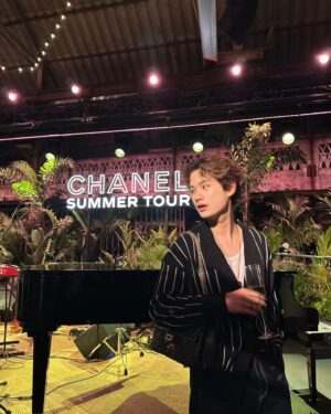 Tonhon Tantivejakul Instagram - 🖤🥂😳
@chanelofficial #CHANELSUMMERTour