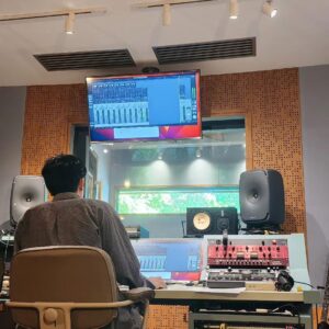 Tonhon Tantivejakul Instagram - เพลง 'จางหาย'ของพี่ก้อย @goyyog  เป็นงานโปรดิวซ์เต็มตัวงานที่สองของผม ขอบคุณพี่ก้อยมากๆที่ไว้ใจ และให้โอกาสผมในการทำเพลงนี้ 

ผมคิดว่าพี่ก้อยเป็นนักเขียนเพลงที่กล้าในการยอมรับสิ่งที่ตัวเองรู้สึก และเขียนกรั่นกรองออกมาอย่างตรงไปตรงมาด้วยสัญชาติญาณ โดยไม่มีทไม่มีผิดหรือถูก สำหรับผม พี่คือคนทำงานศิลปะที่น่ายอมรับ ซึ่งยิ่งทำให้ผมรู้สึกขอบคุณพี่ก้อยมากๆ ที่ให้โอกาสคนที่ประสบการณ์ยังไม่มากอย่างผม ได้มีโอกาสมีส่วนร่วมในงานนี้ นับตั้งแต่วันที่พี่ชวนผมมาทำ และส่งเดโม่ที่พี่อัดที่ทะเลให้ผม ที่มีแค่เสียงร้องลอยๆ 5555 จนมาถึงวันนี้ มันมาไกล และผมภูมิใจกับมันมากจริงๆ (ไว้จะแอบเอาเดโม่แรกมาให้ทุกคนฟัง อิ่อิ่) 

ขอบคุณวินมากๆ ที่ชวนวินมาช่วยเพราะแอบกลัวว่าตัวเองจะแฮนเดิลงานนี้ได้ไม่ดี เลยอยากได้วินที่มีประสบการณ์การทำงานมากกว่า มาช่วยในการตัดสินใจและอะไรหลายๆอย่าง ซึ่งวินก็ช่วยได้ และวินก็ทำให้ได้เรียนรู้อะไรมากขึ้น ขอบคุณมึงมาก พ่อหนุ่มนักรัก อุอิ 

สุดท้ายอยากจะขอบคุณทุกคนที่มีส่วนร่วมกับเพลงนี้ ทั้งพาร์ทโปรดักชั่นเพลง ทีม Yeeza พี่เก็ตพี่ยิ้ม และพี่พัดที่ทำ Master พี่ออยที่มาช่วยคุมอัดร้อง ห้องอัด No Sound In Space รวมถึงทีมงานเอมวี ที่มีพี่ก้อยเป็นผกก ทุกคนทำให้งานชิ้นนี้สมบูรณ์แบบ แม้ผมจะไม่รู้ว่างานนี้จะให้อะไรกับใครบ้างในตอนนี้ และอนาคต แต่ผมก็โคตรแฮปปี้แล้ว สำหรับผม เพลงนี้มันเสร็จสมบูรณ์ในตัวของมันเองแล้ว ขอบคุณมากๆครับ 🙇🏻‍♂️💕