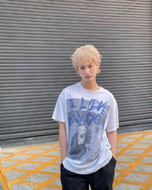 Tonhon Tantivejakul Instagram - โกลเดินรีทรีฟเวอร์ (อังกฤษ: Golden Retriever) เป็นสายพันธุ์สุนัข มีถิ่นกำเนิดในประเทศสกอตแลนด์ มีขนยาว มีสีขนเหลืองอ่อน เหลืองทอง และเหลืองเข้ม โดยทั่วไปแล้ว เพศผู้ควรมีความสูง (วัดจากหัวไหล่ถึงปลายเท้า) ประมาณ 23- 24 นิ้ว และเพศเมียควรมีความสูงประมาณ 21.5-22.5 นิ้ว แต่เดิมนั้นสายพันธุ์นี้ได้ปรับปรุงคุณลักษณะบางอย่างเพื่อในงานของนายพราน เช่น มีรูปร่างสมส่วน คล่องตัว เขียวและฟันงับชิ้นเหยื่อโดยให้ช้ำเพียงเล็กน้อย เป็นต้น ไม่มีปรากฏว่าสุนัขสายพันธุ์นี้มีความก้าวร้าวแต่อย่างใด