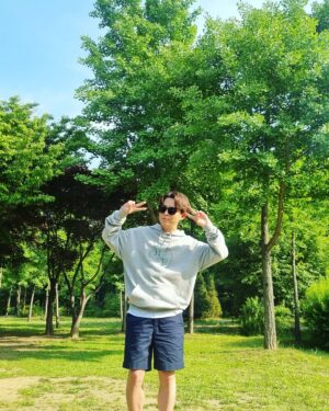 Tony An Instagram - 촬영날 날씨가 너무 좋아서 얼굴은 부었지만 
댕댕이와 산책하며 정말 기분좋게 찍은
#더마독 지면촬영~ 월드야 미안하다 ㅜㅜ
#토니안#반려견#dermadog#컬러풀데이즈더마독