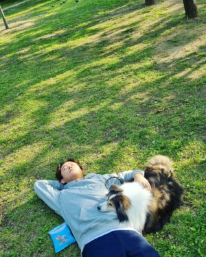 Tony An Instagram - 촬영날 날씨가 너무 좋아서 얼굴은 부었지만 
댕댕이와 산책하며 정말 기분좋게 찍은
#더마독 지면촬영~ 월드야 미안하다 ㅜㅜ
#토니안#반려견#dermadog#컬러풀데이즈더마독