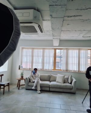 Tony An Instagram - 촬영날 날씨가 너무 좋아서 얼굴은 부었지만 
댕댕이와 산책하며 정말 기분좋게 찍은
#더마독 지면촬영~ 월드야 미안하다 ㅜㅜ
#토니안#반려견#dermadog#컬러풀데이즈더마독
