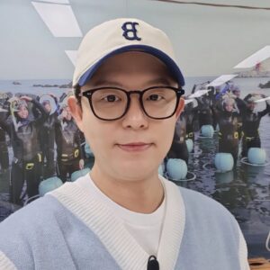 Tony An Instagram - 오늘 멋진 울산 바닷가에서 열씸히 신규프로그램 촬영을 마치고 서울로 돌아가는길~ 
하루 더 있고 싶었지만 할일이 너무 많네.. 😁
#토니안#kbs#신규프로그램#울산#바닷가#오랜만이야#레드스테이지#굿즈#후드티